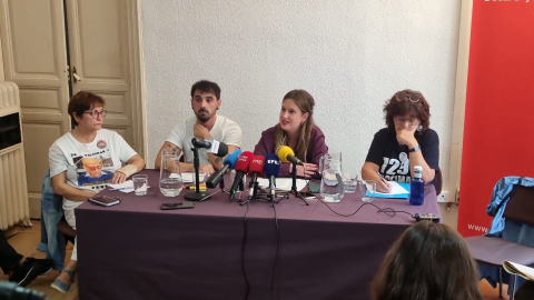 Residencias-pandemia Las asociaciones Marea de Residencias, 7.291: Verdad y Justicia y los abogados de las familias, Carlos Castillo y Alejandra Jacinto, en una rueda de prensa, a 13 de octubre de 2026.