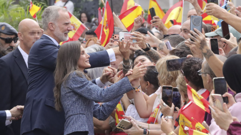 Felipe VI y Letizia Ortiz saludan a la multitud que espera su llegada ante el Ayuntamiento de Ceuta, junto al alcalde-presidente Juan Jesús Vivas.