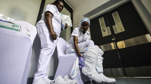 Dos sanitarias de la República Democrática del Congo quitándose el traje con el que tratan con pacientes de ébola. Dos sanitarias de la República Democrática del Congo quitándose el traje con el que tratan con pacientes de ébola.