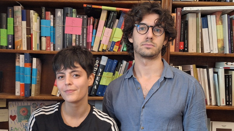 María Treviño y Pablo Cerezo, socios de la librería Pérgamo. Público
