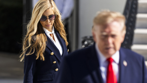 La nueva secretaria de prensa de la Casa Blanca, Katie Zacharia junto al presidente de Estados Unidos, Donald Trump.