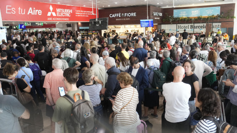 Viajeros aglomerados en la estación de Sants durante una jornada de retrasos. Viajeros aglomerados en la estación de Sants durante una jornada de retrasos.