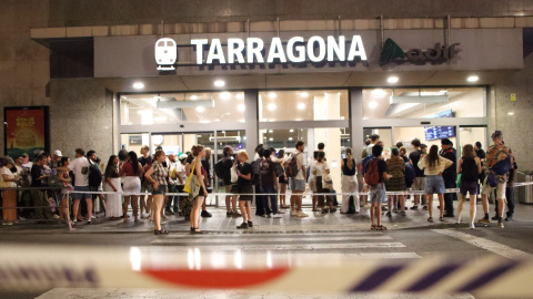L'estació de Tarragona, precintada per l'aglomeració de passatgers que esperen un tren el dia de l'eclipsi.