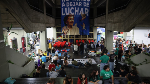 Varias personas durante un encierro con motivo de la huelga educativa, en la Facultad de Ciencias de la Información de la Universidad Complutense de Madrid, a 13 de octubre de 2026, Varias personas durante un encierro con motivo de la huelga educativa, en la Facultad de Ciencias de la Información de la Universidad Complutense de Madrid, a 13 de octubre de 2026.
