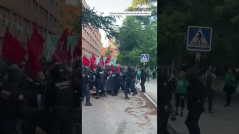 La policía carga duramente contra estudiantes y trabajadores en Ciudad Universitaria En Público tenemos un compromiso: hacer un periodismo útil para la sociedad, riguroso e independiente. Y solo podemos seguir haciéndolo con el apoyo de personas como tú.
Únete a la Comunidad de Público. Nos queda mucho por contar. https://bit.ly/3TPHK1l
Periodismo, investigación y compromiso para construir un mundo más igualitario.
¡Suscríbete ya a nuestro canal!: https://bit.ly/2U8nM0q
Visita: https://www.publico.es
Síguenos en Facebook: https://www.facebook.com/diario.publico/
Síguenos en Twitter: https://twitter.com/publico_es
Síguenos en Instagram: https://www.instagram.com/publico.es
Síguenos en TikTok: https://www.tiktok.com/@publico_es
Síguenos en Bluesky: https://bsky.app/profile/publico.es
