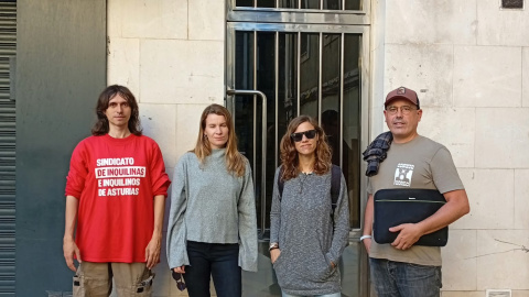 Valeria, junto con representantes del Sindicato de Inquilinas y la asociación vecinal de Cimadevilla Valeria, junto con representantes del Sindicato de Inquilinas y la asociación vecinal de Cimadevilla