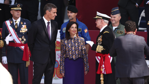 El presidente del Gobierno, Pedro Sánchez; la ministra de Defensa, Margarita Robles, y el Jefe del Estado Mayor de Defensa (JEMAD), Teodoro Esteban López Calderón, durante el acto solemne de homenaje a la bandera nacional y desfile militar por el 12 de oc El presidente del Gobierno, Pedro Sánchez; la ministra de Defensa, Margarita Robles, y el Jefe del Estado Mayor de Defensa (JEMAD), Teodoro Esteban López Calderón, durante el acto solemne de homenaje a la bandera nacional y desfile militar por el 12 de octubre.