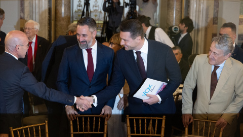 Jorge Buxadé, eurodiputado y vicepresidente de Vox, saluda a Jordan Bardella, líder de Patriots, ante la mirada de Santiago Abascal.