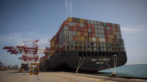 Un buque en el muelle de descarga del Puerto de Barcelona, en una imagen de archivo.