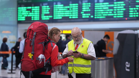 Trabajadores informan a los pasajeros de incidencias en la estación de Sants. Trabajadores informan a los pasajeros de incidencias en la estación de Sants.