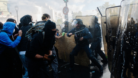 Estudiantes de secundaria franceses se enfrentan a agentes de policía durante una protesta contra las malas condiciones de aprendizaje, la escasez de profesores, las aulas masificadas y la grave falta de financiación de la educación pública. (Foto de ARCHIVO) Enfrentamientos entre la policía y estudiantes en una protesta por la educación pública en Francia.