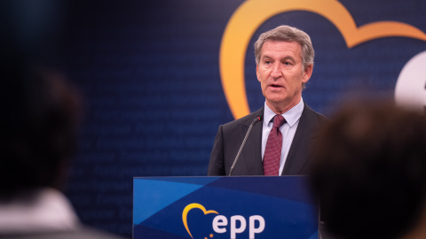 El presidente del PP, Alberto Núñez Feijóo durante la rueda de prensa tras participar en la cumbre del Partido Popular Europeo celebrada este jueves en Bruselas. El presidente del PP, Alberto Núñez Feijóo durante la rueda de prensa tras participar en la cumbre del Partido Popular Europeo celebrada este jueves en Bruselas.