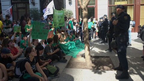 Profesores protestan frente a la Consejería de Educación de la Comunidad de Madrid, 15 de octubre de 2026. Profesores protestan frente a la Consejería de Educación de la Comunidad de Madrid, 15 de octubre de 2026.