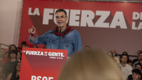 El secretario general del PSOE y presidente del Gobierno, Pedro Sánchez, interviene durante un acto de los socialistas aragoneses, en el Hotel Iberus, a 14 de octubre de 2026