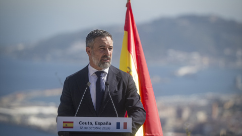El presidente de Vox, Santiago Abascal, atiende a los medios en el Mirador Isabel II, a 12 de octubre de 2026, en Ceuta (España)