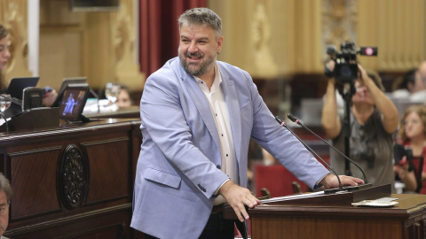 Lluís Apesteguia en el Parlament balear.