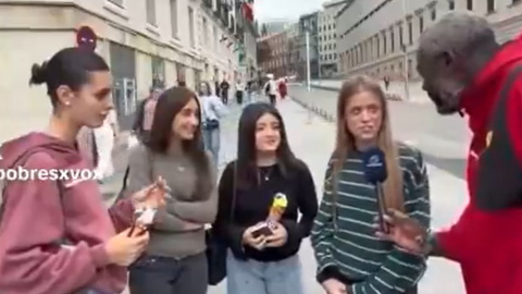 Bertrand Ndongo siendo humillado fuertemente por una joven estudiante.