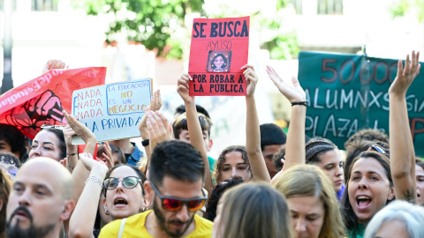 Profesores durante una cadena humana frente a la Consejería de Educación de la Comunidad de Madrid, 15 de octubre de 2026, en Madrid.