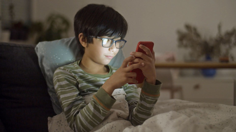 Niño con móvil Niño con móvil