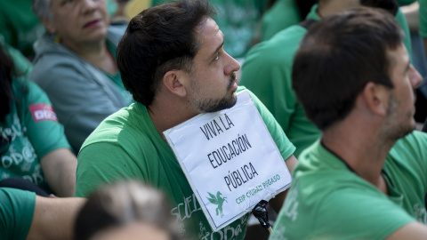 EuropaPress_7849292_persona_parcarta_lema_viva_educacion_publica_celebracion_asamblea_abierta Asamblea abierta de profesorado con motivo de la huelga educativa en Madrid.