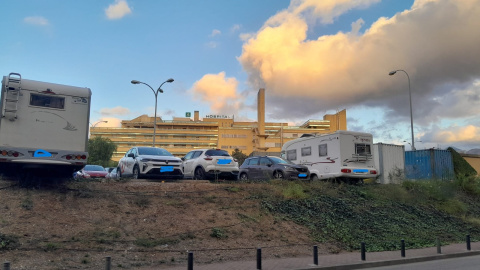 Autocaravanas de sanitarios en el Hospital Costa del Sol de Marbella.