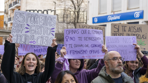 Varias mujeres protestan con carteles durante la manifestación convocada por Comando Violeta Cuenca por el 8M, Día Internacional de la Mujer, a 8 de marzo de marzo de 2023, en Cuenca, Castilla-La Mancha