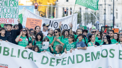 Decenas de personas durante una concentración con motivo de la huelga en educación.