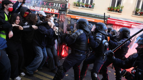 La Policía y los manifestantes, este sábado, en París.