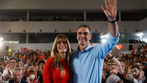 FUENLABRADA (MADRID), 17/10/2026.- El presidente del Gobierno, Pedro Sánchez (c-i), y su mujer Begoña Gómez (c-d), saludan a su llegada a la reunión del Comité Federal del PSOE que está previsto ratifique sus listas para las elecciones del próximo 29 de noviembre y al secretario general socialista, Pedro Sánchez, como su candidato a la presidencia, este sábado, en el Centro de Arte Tomás y Valiente, de Fuenlabrada (Madrid). EFE/ J.J. Guillén