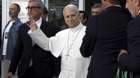 Roma (Italy), 17/10/2026.- Pope Leo XIV leaves the Gemelli Hospital, four days after a surgery to remove a cancerous tumour from his right lung, in Rome, Italy, 17 October 2026. (Papa, Italia, Roma) EFE/EPA/MASSIMO PERCOSSI