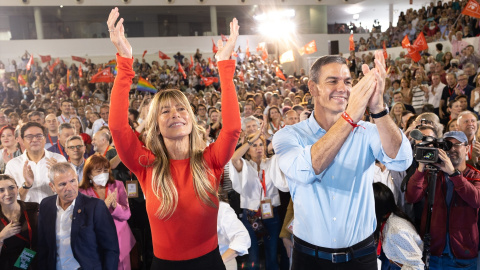 El presidente del Gobierno, Pedro Sánchez, y su esposa Begoña Gómez durante el Comité Federal del PSOE, en el Centro de Arte Tomás y Valiente, a 17 de octubre de 2026.