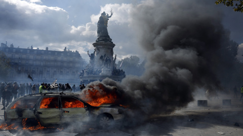 Un coche ardiendo, este sábado, en las protestas de París.