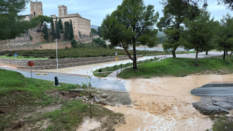 Riera de Ribes, a Sant Pere de Ribes, amb aigua baixant pel pas habitual de trànsit rodat Riera de Ribes, a Sant Pere de Ribes, amb aigua baixant pel pas habitual de trànsit rodat