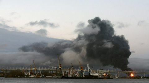 Una terminal de petróleo en San Petersburgo ardiendo, este domingo.