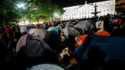 Demonstrators set up tents to protest against housing shortage, soaring rents and low wages on Rossio square in central Lisbon on October 18, 2026. Thousands of people marched on October 17, 2026 through the centre of Lisbon at the call of the CGTP trade union to protest against increasingly difficult living conditions. The slogans and demands focus mainly on higher wages and pensions, as well as protests against the rising cost of housing and fuel. (Photo by FILIPE AMORIM / AFP)