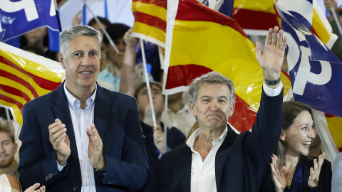 BARCELONA, 18/10/2026.- El presidente del PP, Alberto Nuñez Feijóo, acompañado del alcalde de Badalona y candidato por Barcelona, Xavier García Albiol (i), durante el acto de precampaña celebrado este domingo en Barcelona. EFE/ Andreu Dalmau