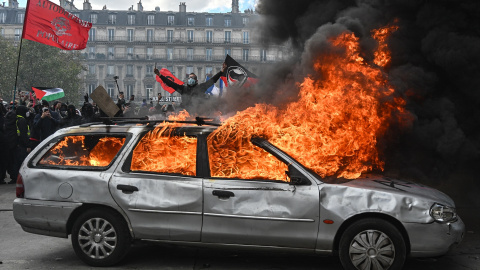 Un coche ardiendo en París en las protestas contra el Gobierno de estudiantes y chalecos amarillos, a 17 de octubre de 2026.