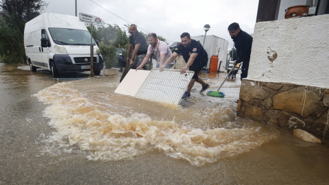 Vecinos intentan achicar el agua de una zona residencial inundada a consecuencia del paso de la DANA Adam en la localidad alicantina de Denia, este lunes.