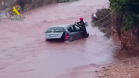 Captura de video que muestra el reconocimiento de vehículos por parte del GEAS y el Servicio aéreo en la localidad de Pego (Alacant).