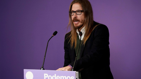 El portavoz de Podemos, Pablo Fernández, ofrece una rueda de prensa desde la sede del partido.