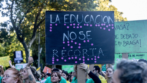 Manifestación-educación-Madrid Decenas de personas durante una concentración con motivo de la huelga en educación, a 16 de octubre de 2026, en Madrid.