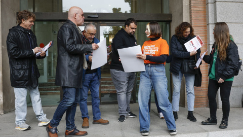 De izquierda a derecha, el actor Juanjo Artero, secretario general de la Unión de Actores y Actrices; los líderes de CCOO, Unai Sordo, y UGT, Pepe Álvare,z y la portavoz de la Confederación del Sindicato de Inquilinas Valeria Racu, durante la presentación, junto a representantes de CGT, CNT, CO.BAS, e Intersindical de la convocatoria de la huelga general del 11N este lunes en el registro del Ministerio de Trabajo, en Madrid.