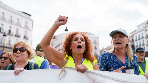 Decenas de personas con pancartas durante una manifestación bajo el lema ‘Gobierne quien gobierne, las pensiones públicas y los derechos se defienden’, a 16 de septiembre de 2026, en Madrid
