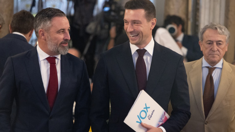 (El presidente de Agrupación Nacional (Rassemblement National) y del Grupo de los Patriotas por Europa en el Parlamento Europeo, Jordan Bardella, presentado por el presidente de Vox y de Patriotas, Santiago Abascal, durante un desayuno informativo de Nueva Economía Fórum, en el Real Casino Gran Círculo de Madrid, a 13 de octubre de 2026, en Madrid (España).13/10/2026