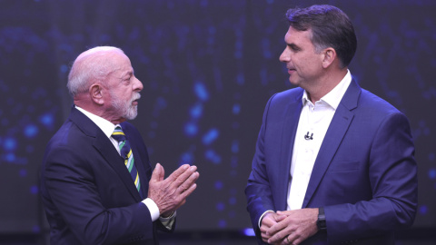 El presidente de Brasil y candidato a la reelección, Luiz Inácio Lula da Silva, y el opositor Flávio Bolsonaro en el primer debate de la segunda vuelta de las elecciones presidenciales. El presidente de Brasil y candidato a la reelección, Luiz Inácio Lula da Silva, y el opositor Flávio Bolsonaro en el primer debate de la segunda vuelta de las elecciones presidenciales.