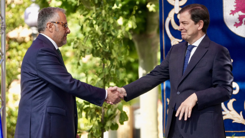 El presidente de Castilla y León, Alfonso Fernández Mañueco (PP), junto al vicepresidente primero, Carlos Pollán (Vox), durante la ceremonia de posesión de los nuevos miembros del Consejo de Gobierno de Castilla y León.