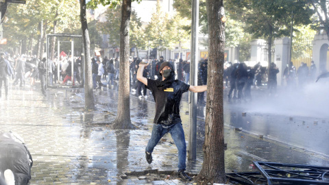 Los manifestantes se enfrentan a agentes de la policía antidisturbios durante una manifestación estudiantil en Tirana, Albania, el 16 de octubre de 2026.