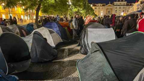 Varias personas este lunes en la acampada en defensa de la vivienda de Lisboa (Portugal).