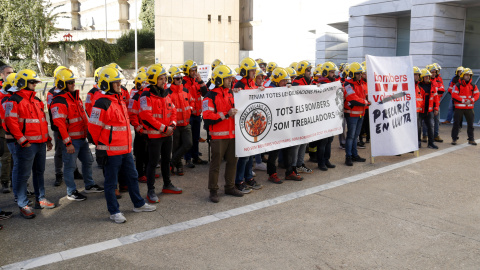 Mig centenar de bombers voluntaris a les portes del Palau de Justícia de Lleida en una imatge d'arxiu Mig centenar de bombers voluntaris a les portes del Palau de Justícia de Lleida en una imatge d'arxiu
