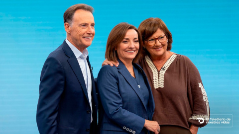 Matias Prats, Olga Viza y Pepa Bueno durante la grabación de 'El Telediario de nuestras vidas'.